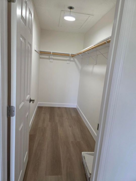 Под контрактом: $5,800 (3 спален, 2 ванн, 1315 Квадратных фут)