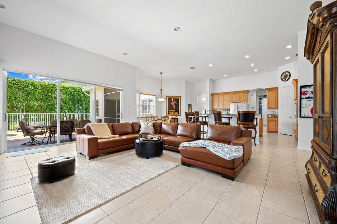 Activo con contrato: $10,000 (4 camas, 3 baños, 3117 Pies cuadrados)