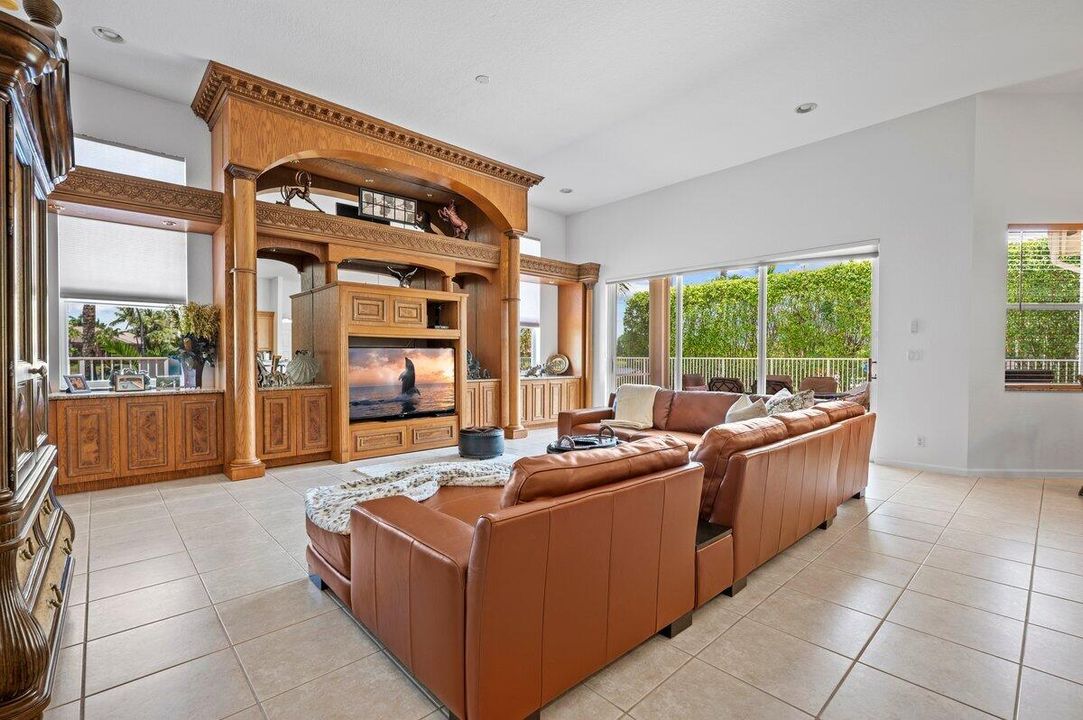 Activo con contrato: $10,000 (4 camas, 3 baños, 3117 Pies cuadrados)