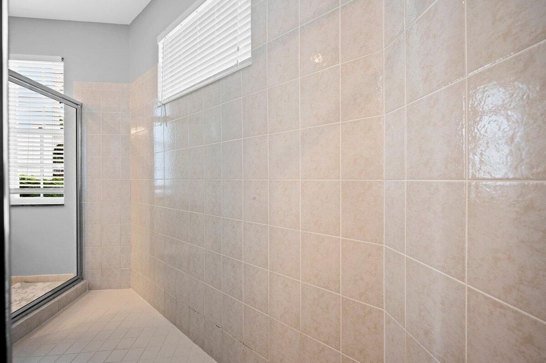 Activo con contrato: $10,000 (4 camas, 3 baños, 3117 Pies cuadrados)