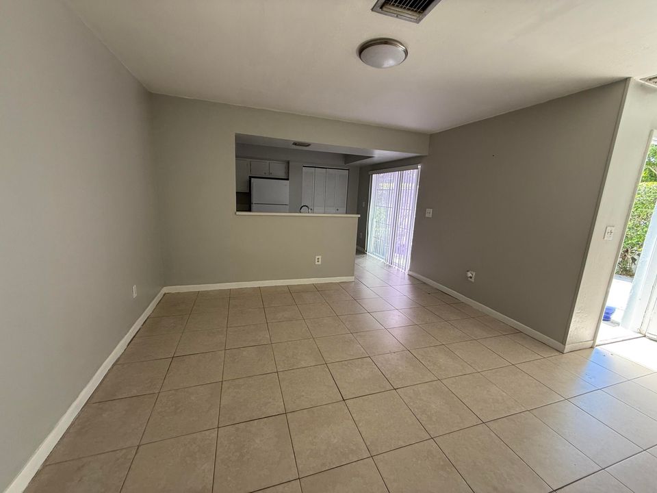 Active With Contract: $2,000 (2 beds, 2 baths, 1428 Square Feet)