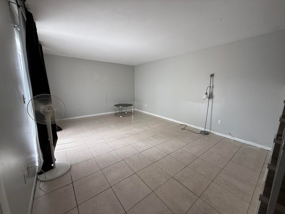 Active With Contract: $2,000 (2 beds, 2 baths, 1428 Square Feet)