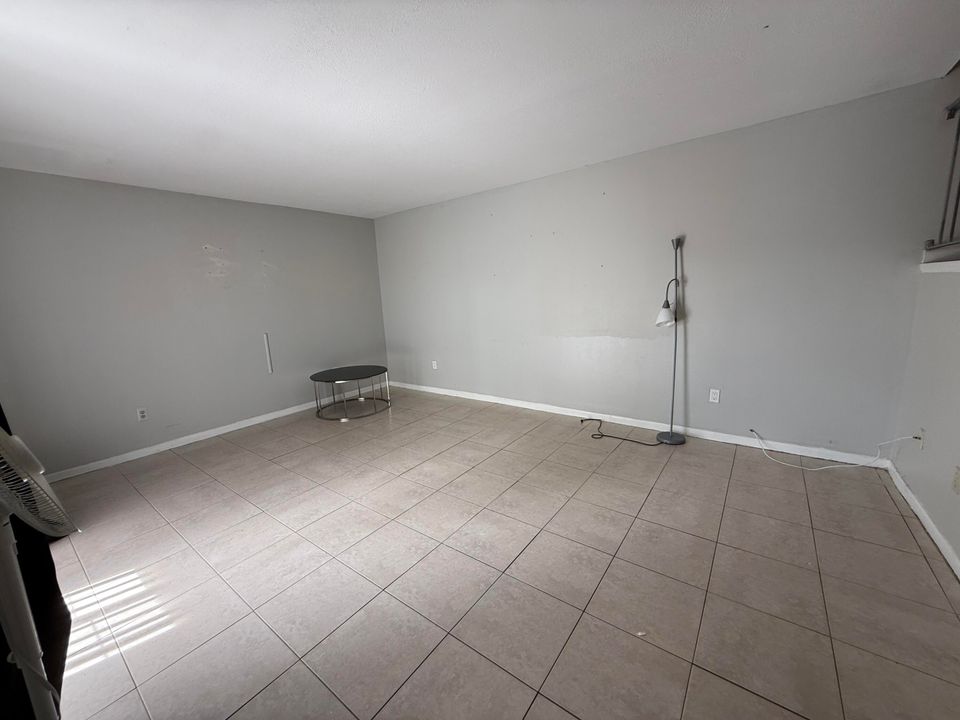 Active With Contract: $2,000 (2 beds, 2 baths, 1428 Square Feet)