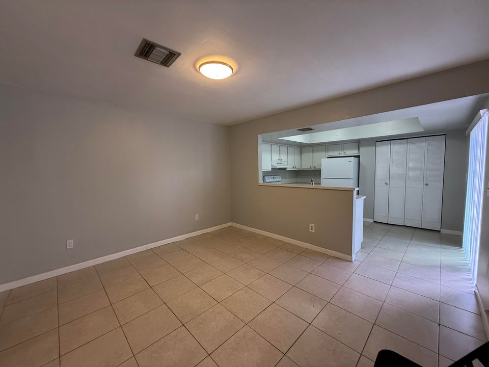 Active With Contract: $2,000 (2 beds, 2 baths, 1428 Square Feet)