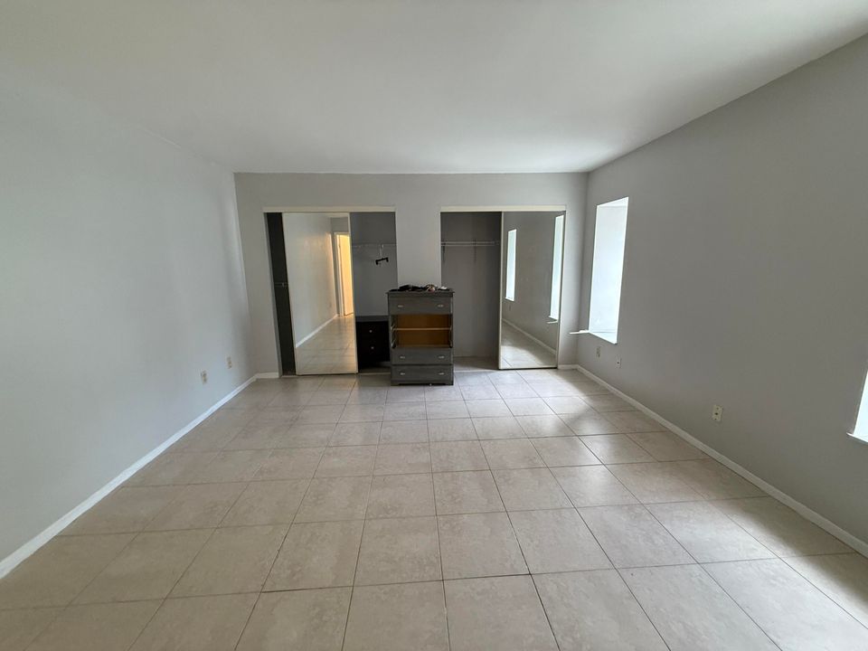 Active With Contract: $2,000 (2 beds, 2 baths, 1428 Square Feet)