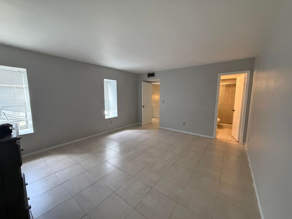 Active With Contract: $2,000 (2 beds, 2 baths, 1428 Square Feet)