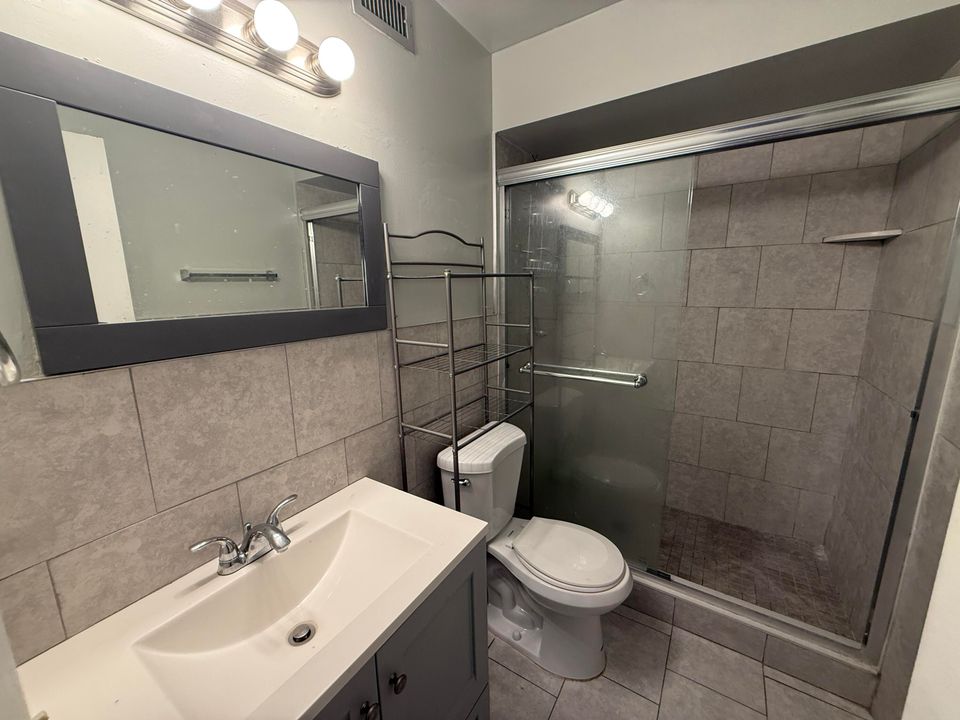 Active With Contract: $2,000 (2 beds, 2 baths, 1428 Square Feet)