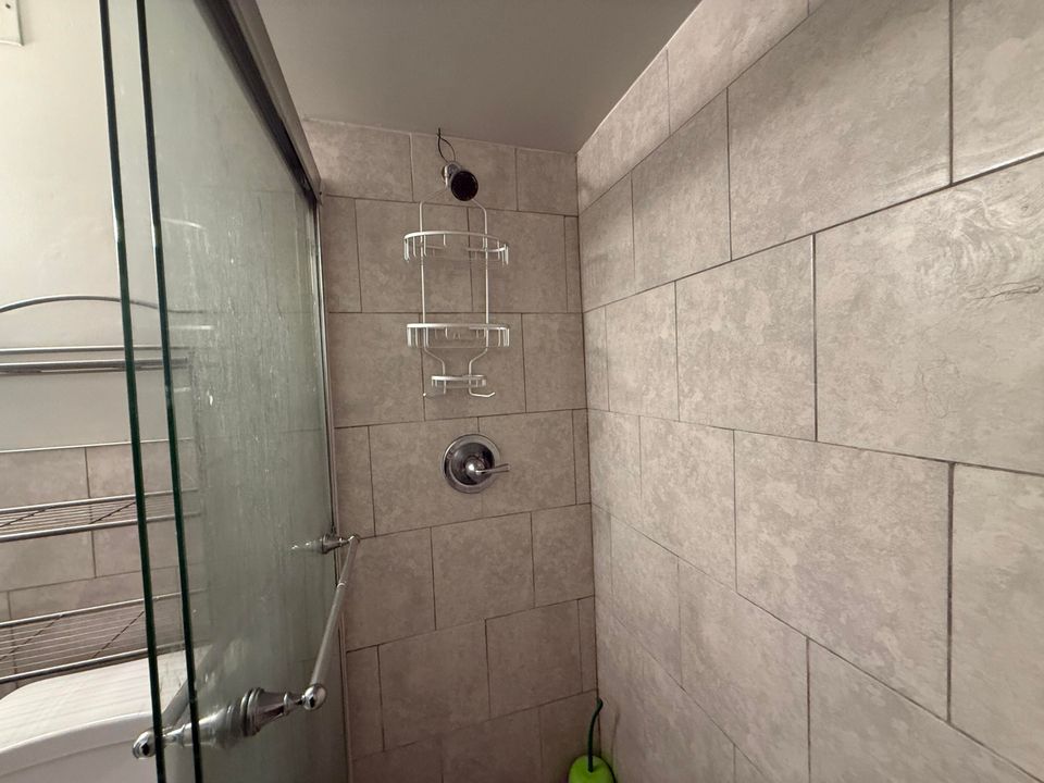 Active With Contract: $2,000 (2 beds, 2 baths, 1428 Square Feet)