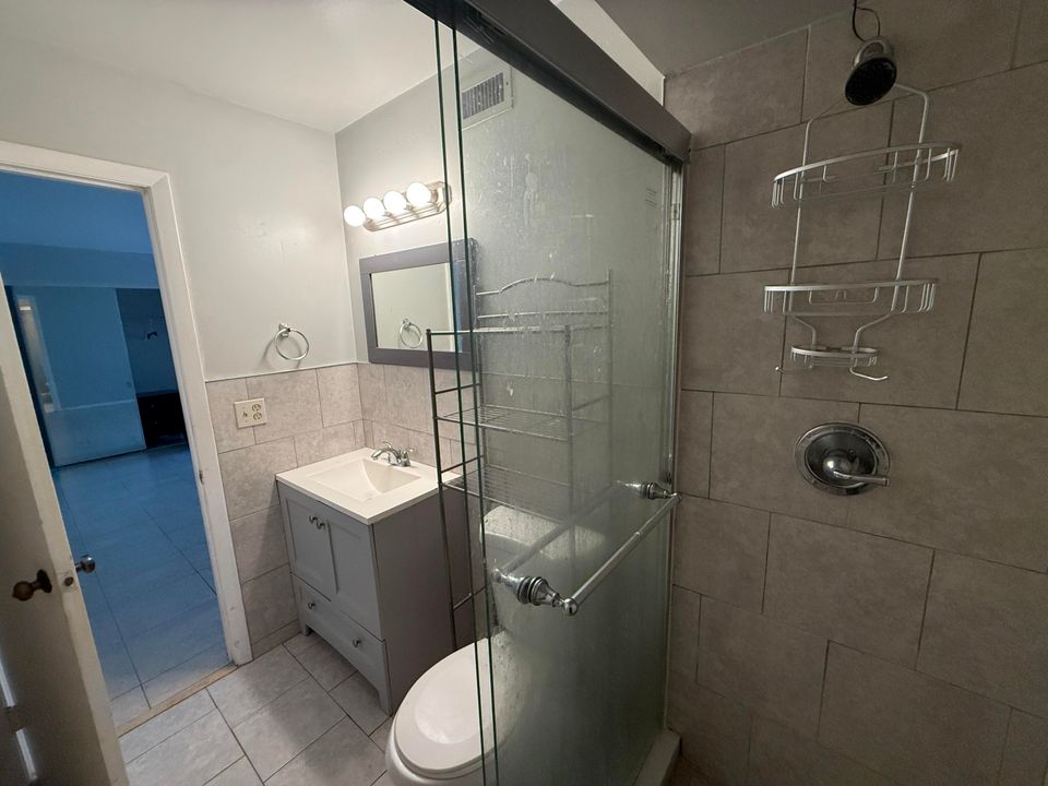 Active With Contract: $2,000 (2 beds, 2 baths, 1428 Square Feet)