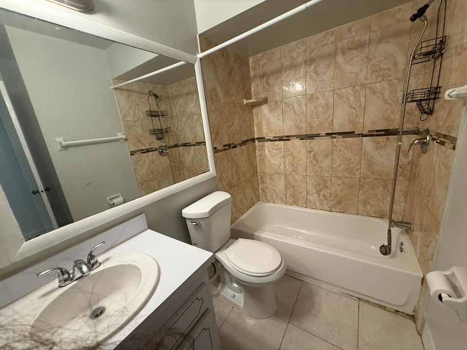 Active With Contract: $2,000 (2 beds, 2 baths, 1428 Square Feet)