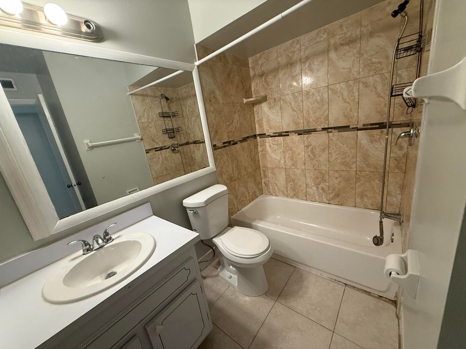 Active With Contract: $2,000 (2 beds, 2 baths, 1428 Square Feet)