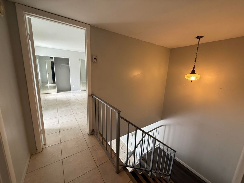 Active With Contract: $2,000 (2 beds, 2 baths, 1428 Square Feet)