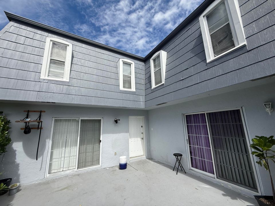 Active With Contract: $2,000 (2 beds, 2 baths, 1428 Square Feet)