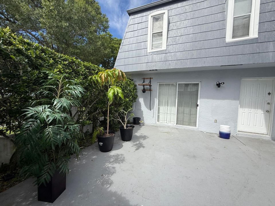 Active With Contract: $2,000 (2 beds, 2 baths, 1428 Square Feet)