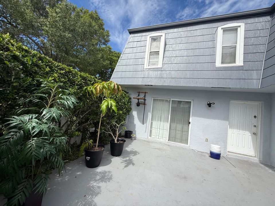 Active With Contract: $2,000 (2 beds, 2 baths, 1428 Square Feet)