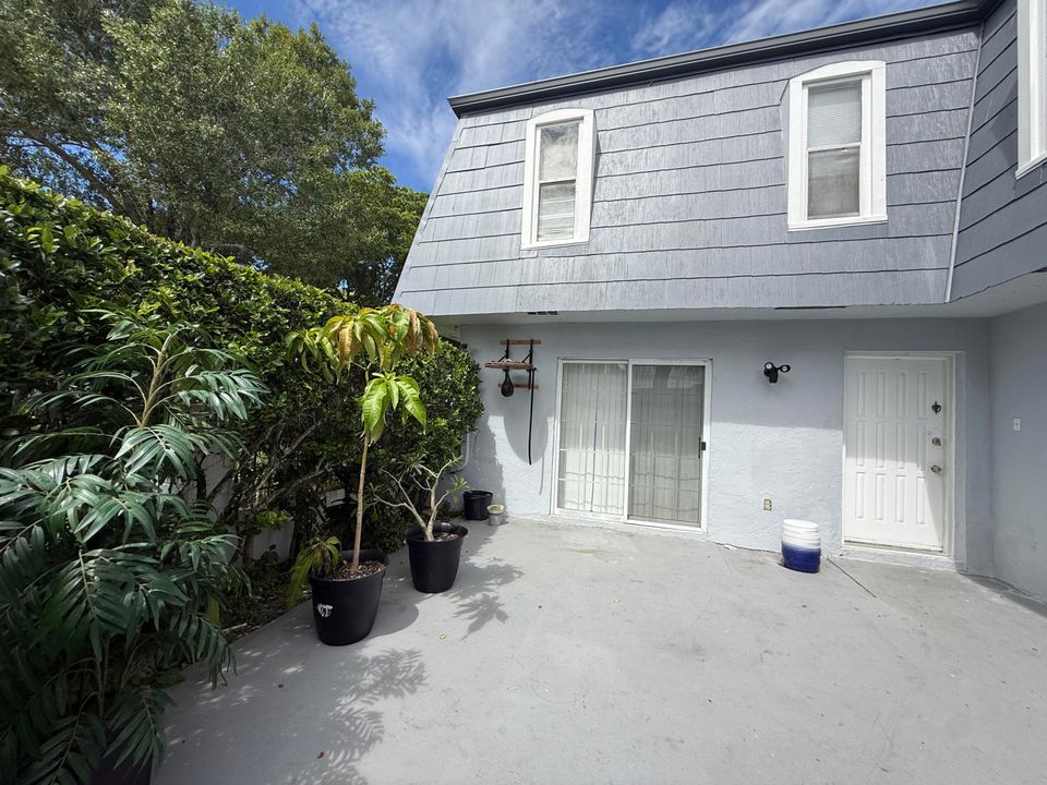 Active With Contract: $2,000 (2 beds, 2 baths, 1428 Square Feet)