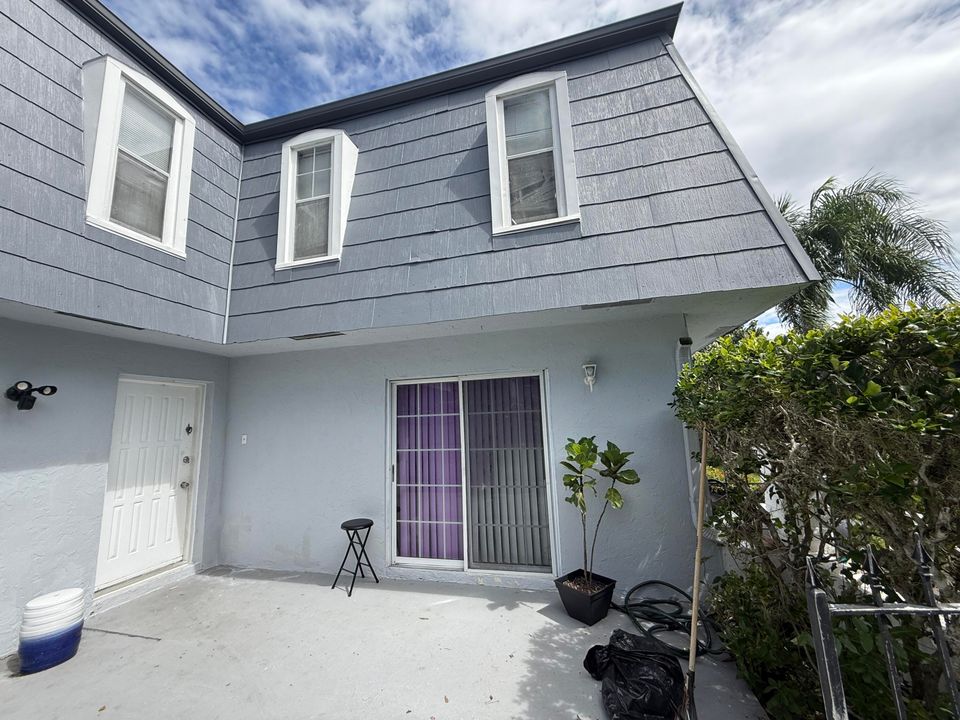 Active With Contract: $2,000 (2 beds, 2 baths, 1428 Square Feet)