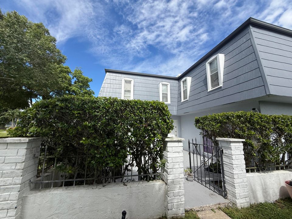 Active With Contract: $2,000 (2 beds, 2 baths, 1428 Square Feet)