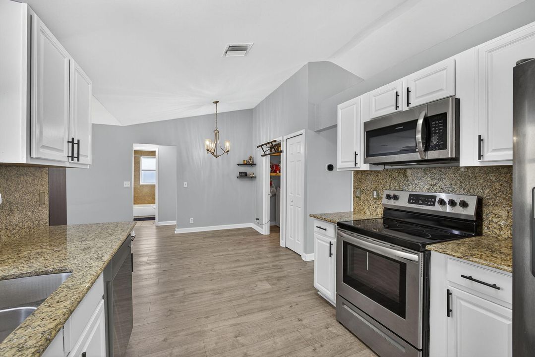 合同活跃: $600,000 (3 贝兹, 2 浴室, 1449 平方英尺)