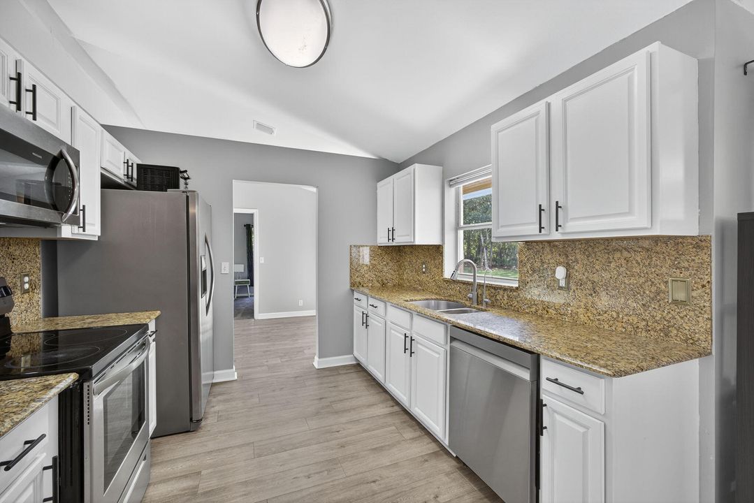 合同活跃: $600,000 (3 贝兹, 2 浴室, 1449 平方英尺)