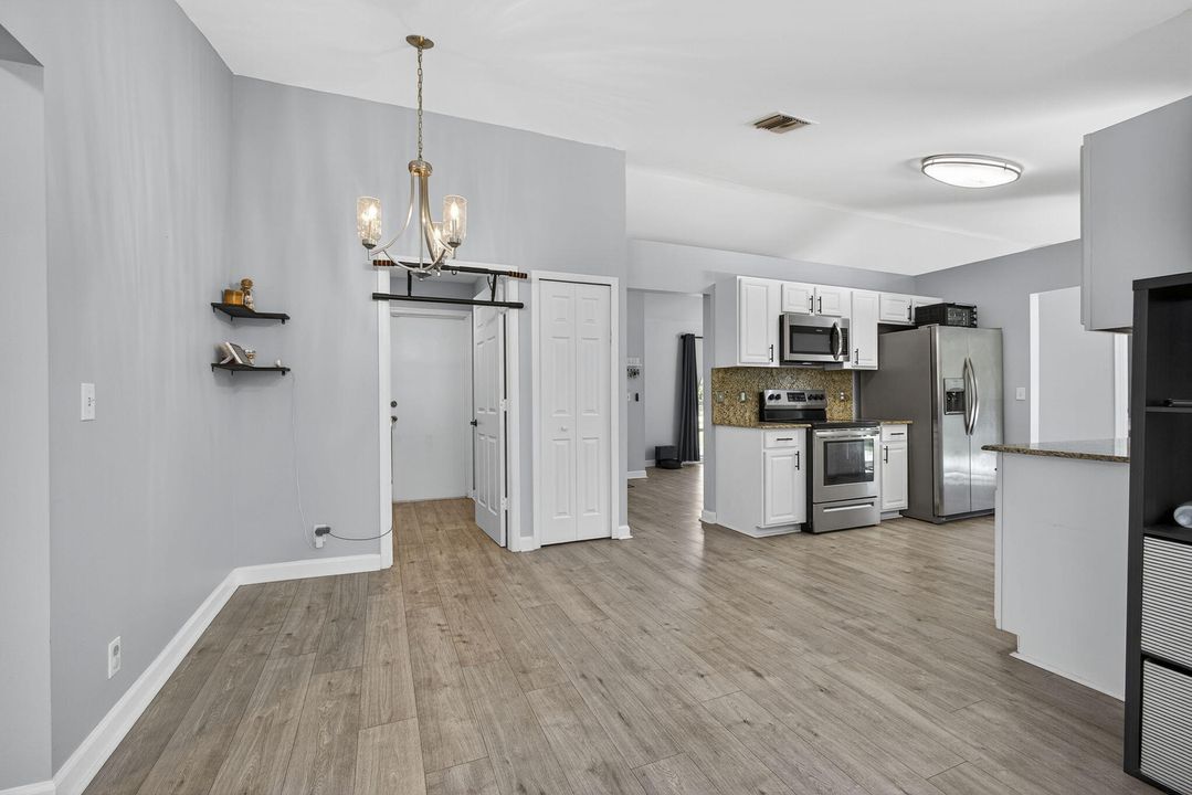 合同活跃: $600,000 (3 贝兹, 2 浴室, 1449 平方英尺)