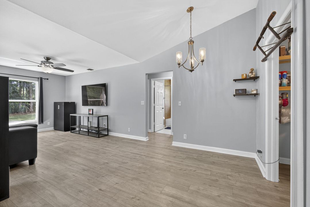 合同活跃: $600,000 (3 贝兹, 2 浴室, 1449 平方英尺)