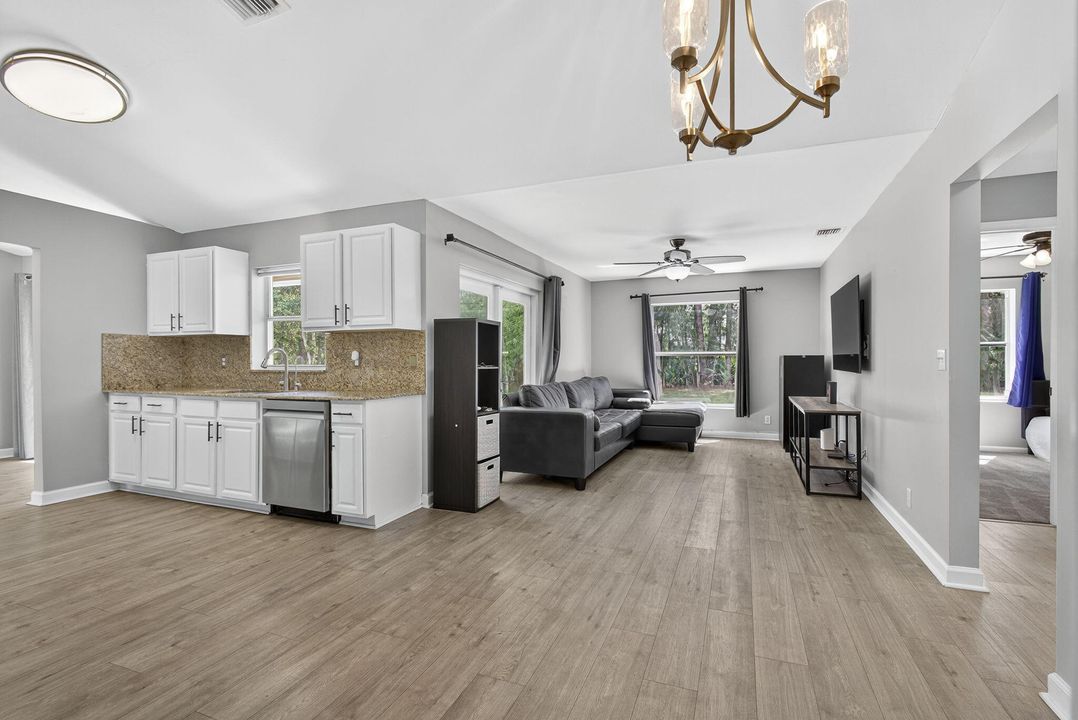 合同活跃: $600,000 (3 贝兹, 2 浴室, 1449 平方英尺)