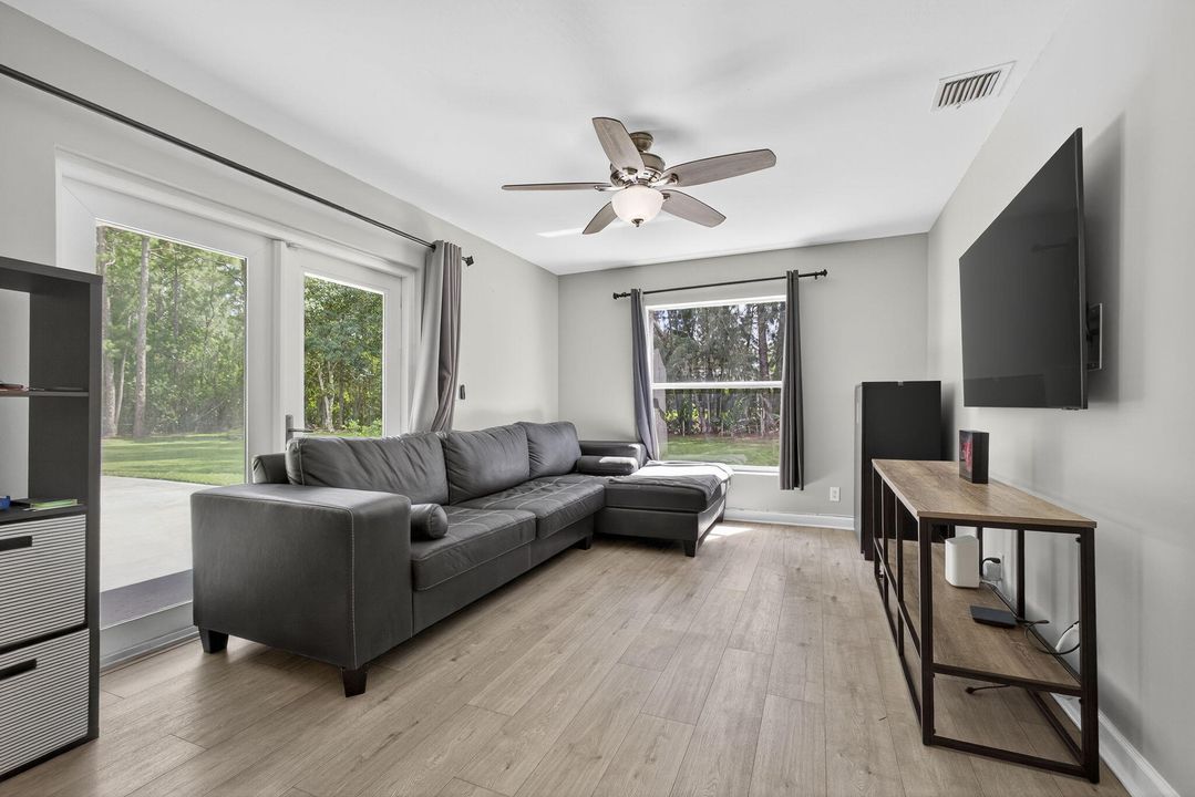 合同活跃: $600,000 (3 贝兹, 2 浴室, 1449 平方英尺)