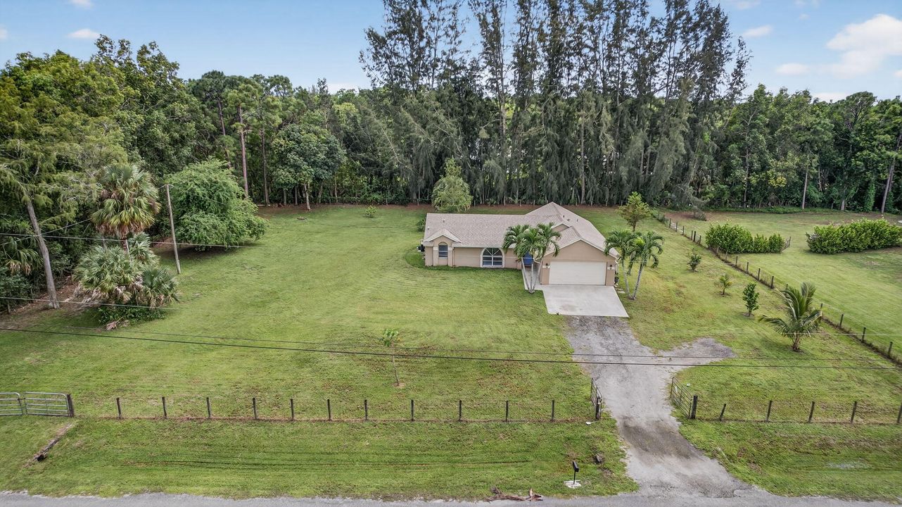 合同活跃: $600,000 (3 贝兹, 2 浴室, 1449 平方英尺)