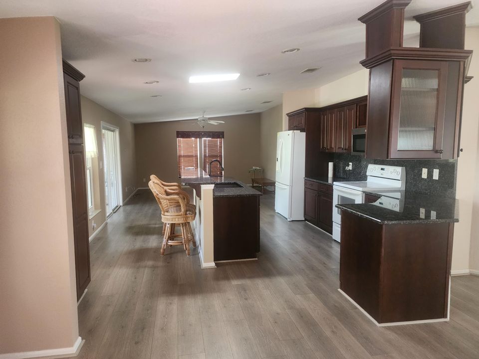 Под контрактом: $259,900 (3 спален, 2 ванн, 1813 Квадратных фут)