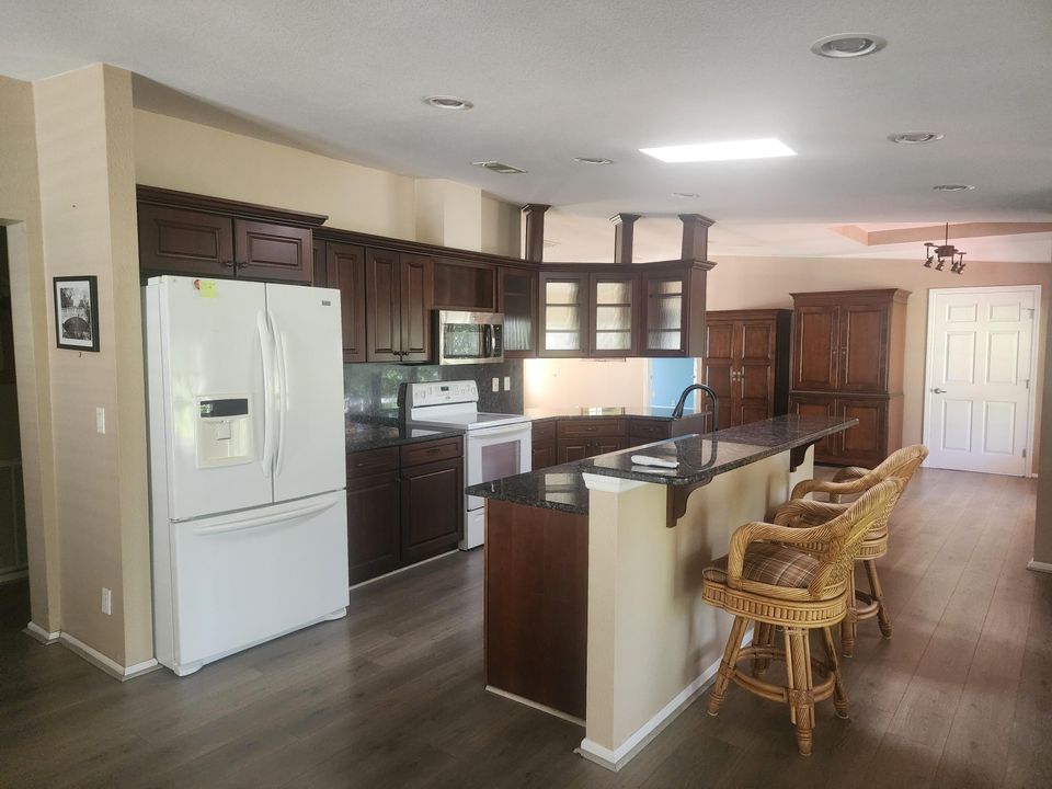 Под контрактом: $259,900 (3 спален, 2 ванн, 1813 Квадратных фут)