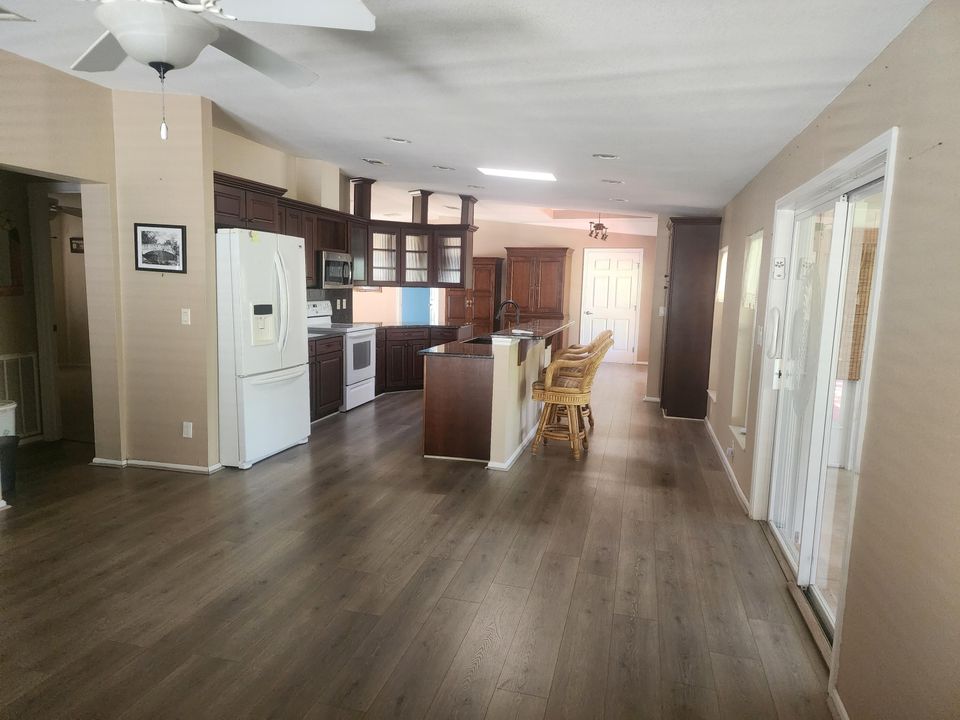 Под контрактом: $259,900 (3 спален, 2 ванн, 1813 Квадратных фут)