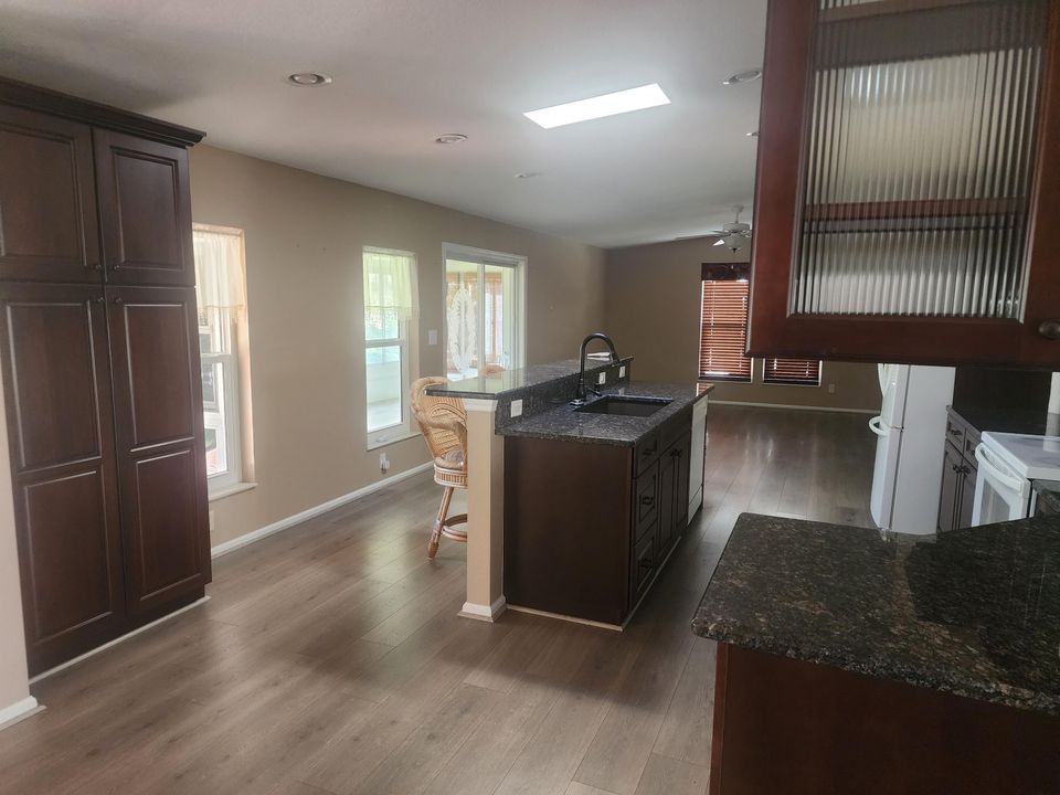 Под контрактом: $259,900 (3 спален, 2 ванн, 1813 Квадратных фут)