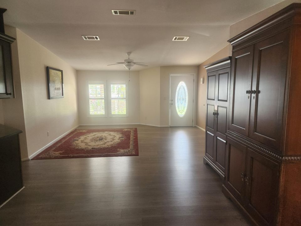 Под контрактом: $259,900 (3 спален, 2 ванн, 1813 Квадратных фут)