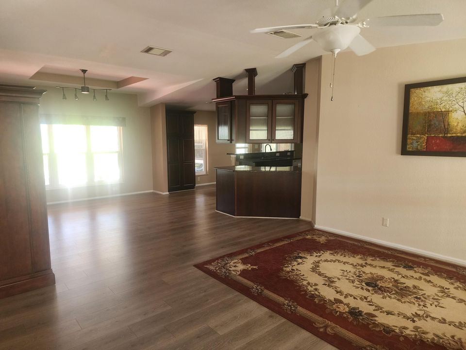 Под контрактом: $259,900 (3 спален, 2 ванн, 1813 Квадратных фут)