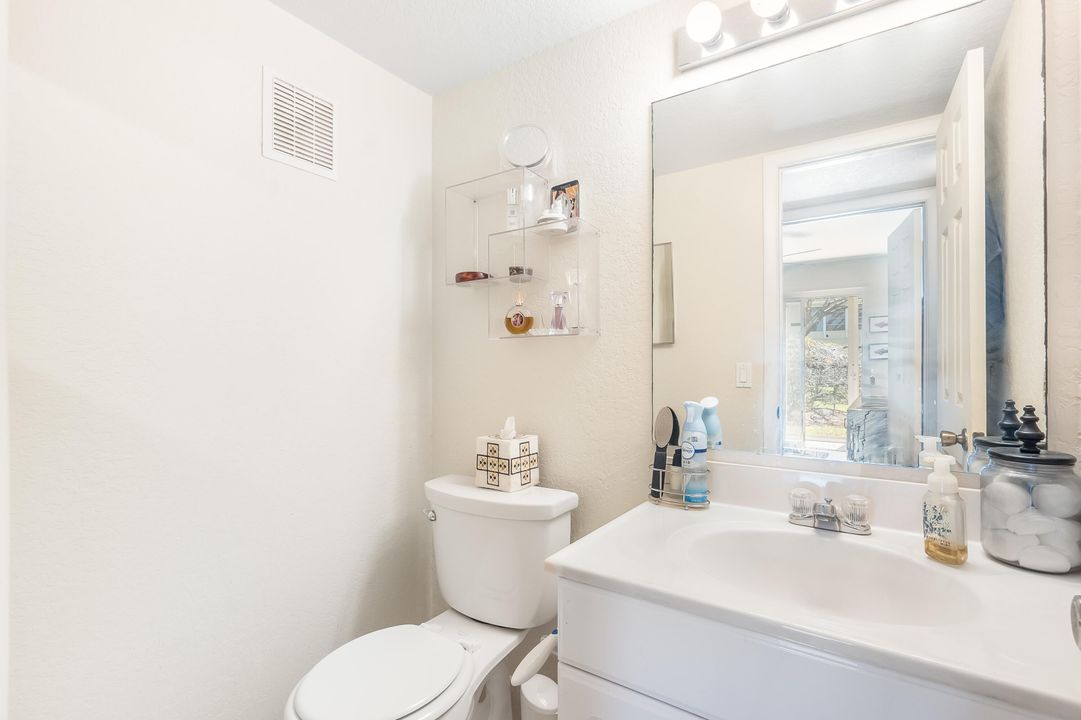 合同活跃: $119,000 (2 贝兹, 1 浴室, 820 平方英尺)