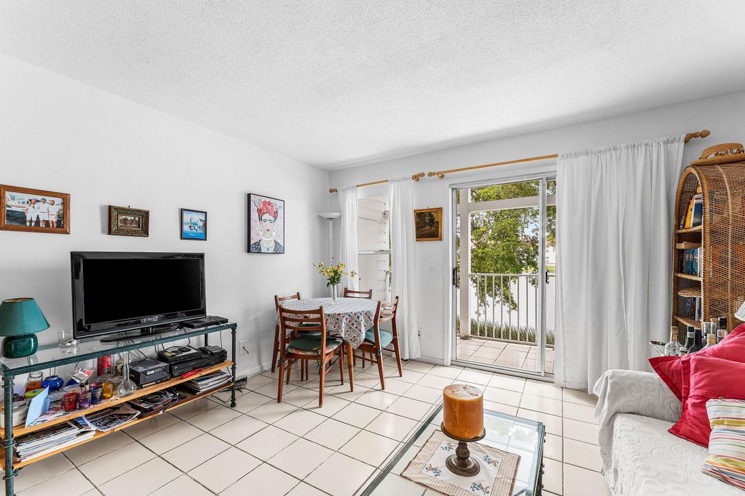 合同活跃: $159,888 (1 贝兹, 1 浴室, 502 平方英尺)