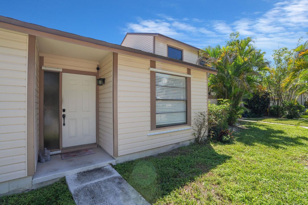 Под контрактом: $335,000 (2 спален, 2 ванн, 1102 Квадратных фут)