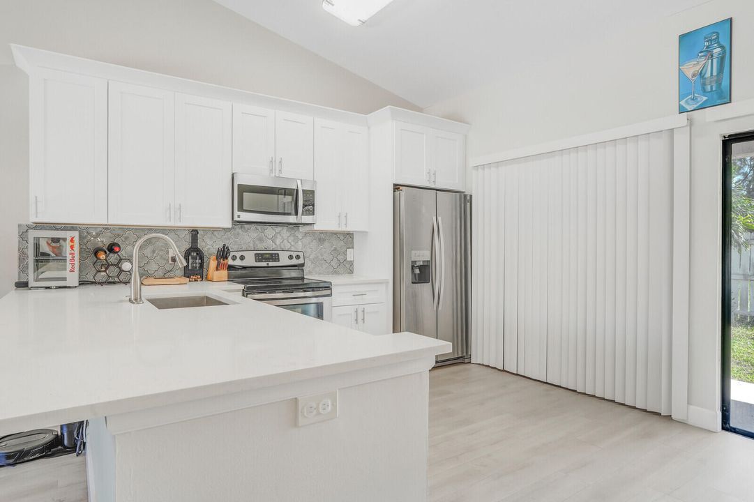 Под контрактом: $335,000 (2 спален, 2 ванн, 1102 Квадратных фут)