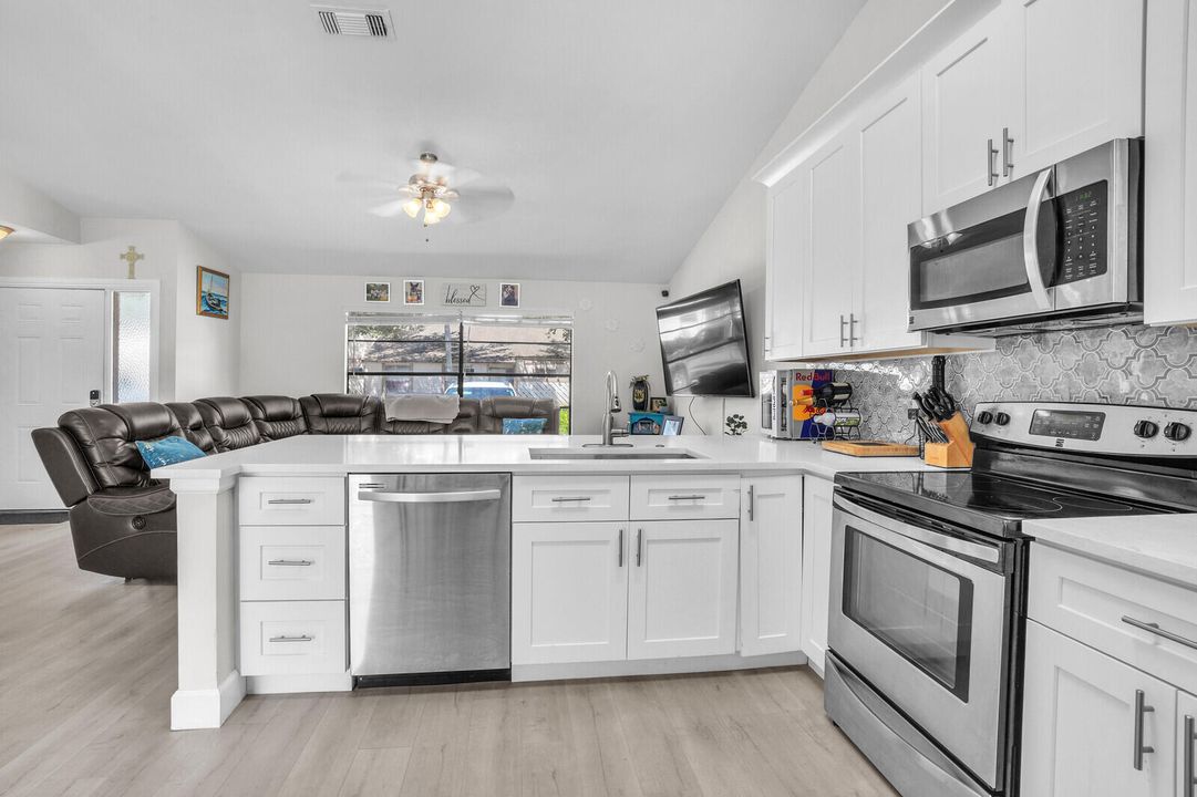 Под контрактом: $335,000 (2 спален, 2 ванн, 1102 Квадратных фут)