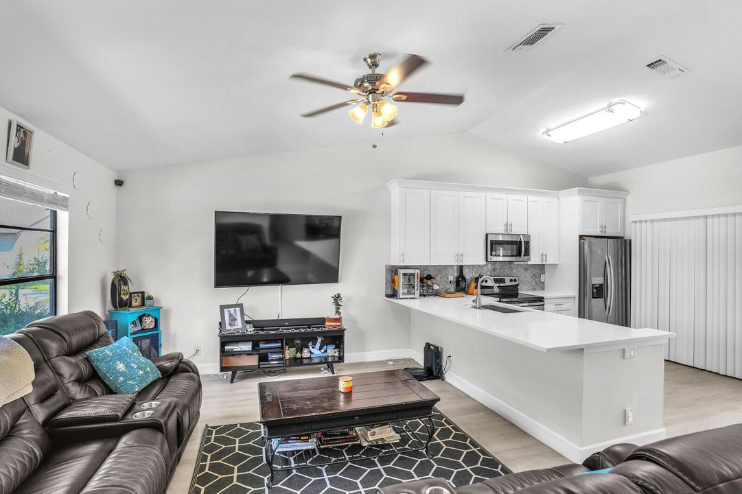 Под контрактом: $335,000 (2 спален, 2 ванн, 1102 Квадратных фут)