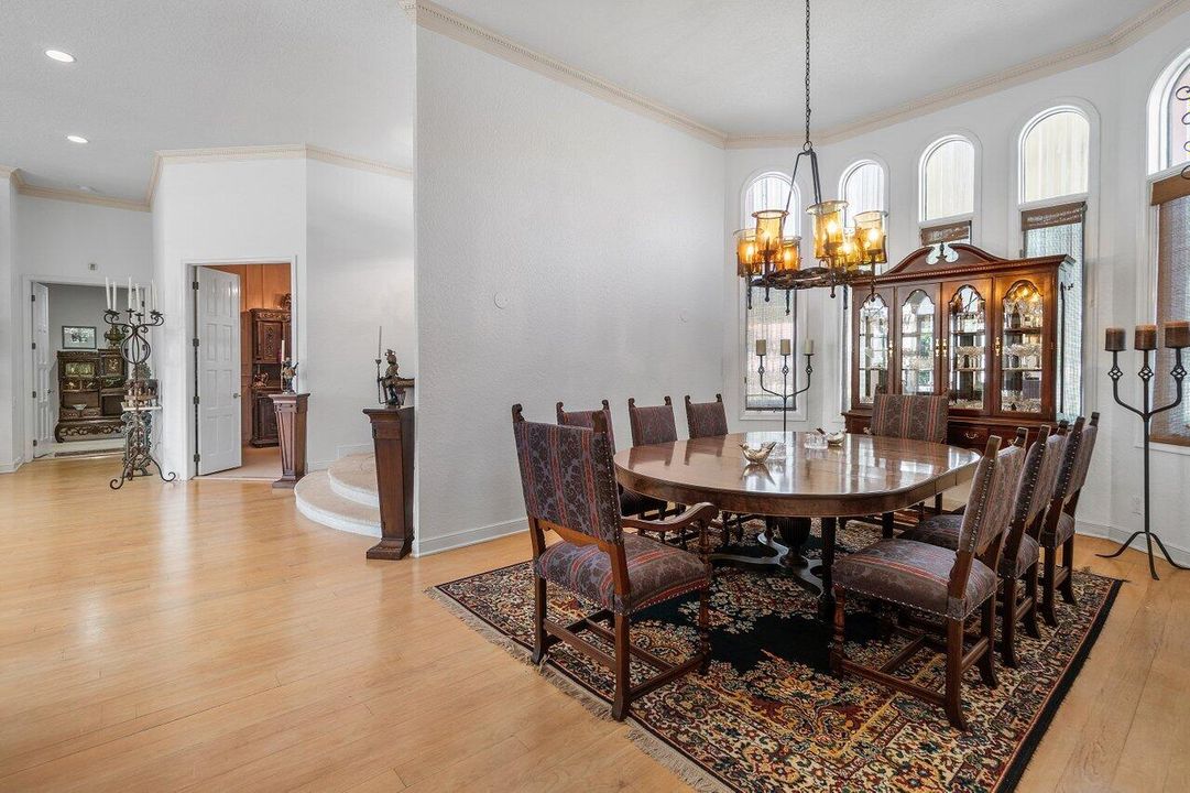 合同活跃: $1,219,000 (3 贝兹, 3 浴室, 3607 平方英尺)