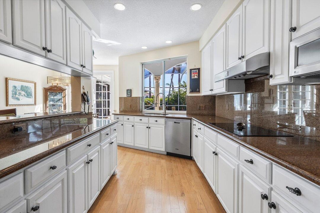 合同活跃: $1,219,000 (3 贝兹, 3 浴室, 3607 平方英尺)