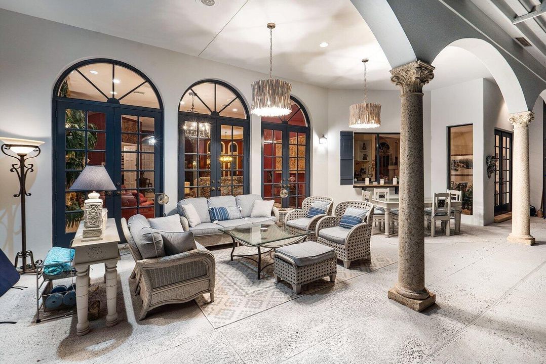 合同活跃: $1,219,000 (3 贝兹, 3 浴室, 3607 平方英尺)