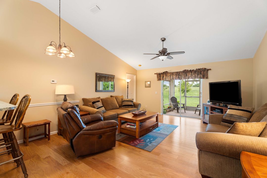 Под контрактом: $375,000 (3 спален, 2 ванн, 1201 Квадратных фут)