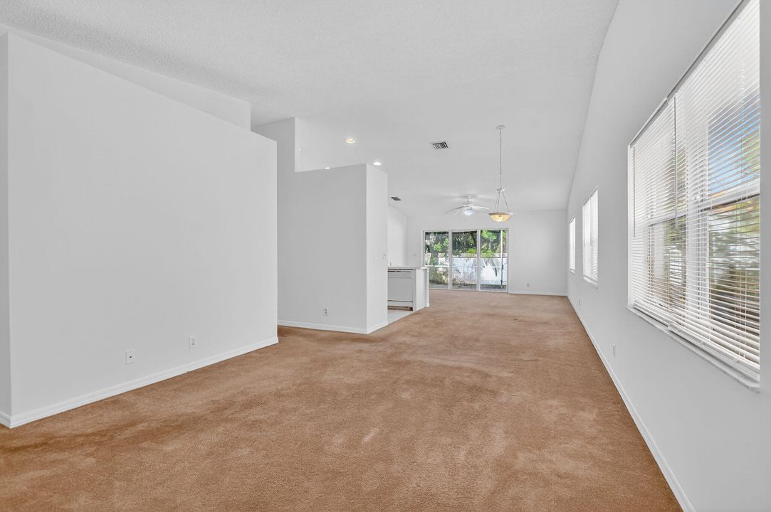 合同活跃: $450,000 (3 贝兹, 2 浴室, 1405 平方英尺)