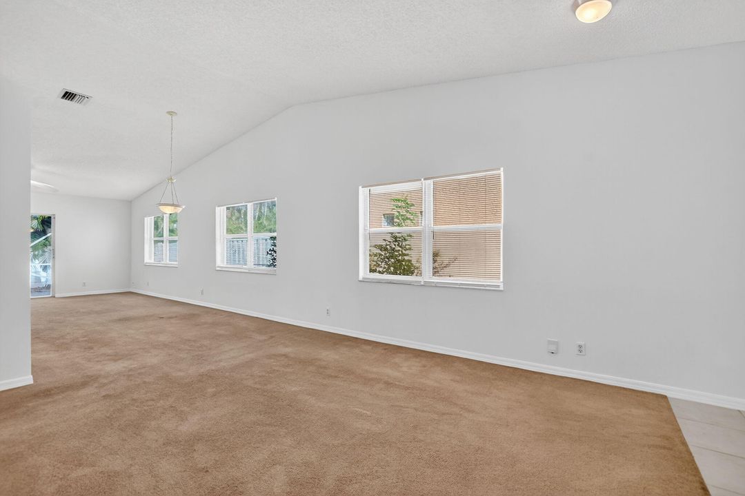 合同活跃: $450,000 (3 贝兹, 2 浴室, 1405 平方英尺)