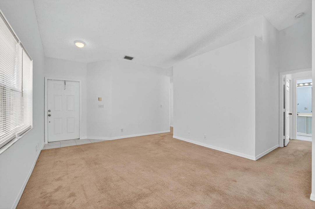 合同活跃: $450,000 (3 贝兹, 2 浴室, 1405 平方英尺)