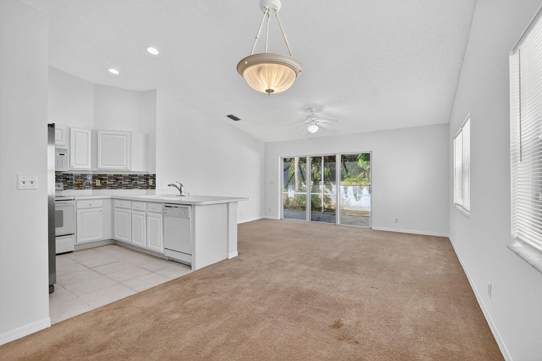 合同活跃: $450,000 (3 贝兹, 2 浴室, 1405 平方英尺)