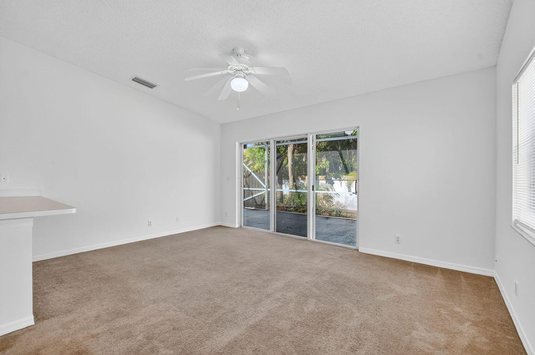 合同活跃: $450,000 (3 贝兹, 2 浴室, 1405 平方英尺)